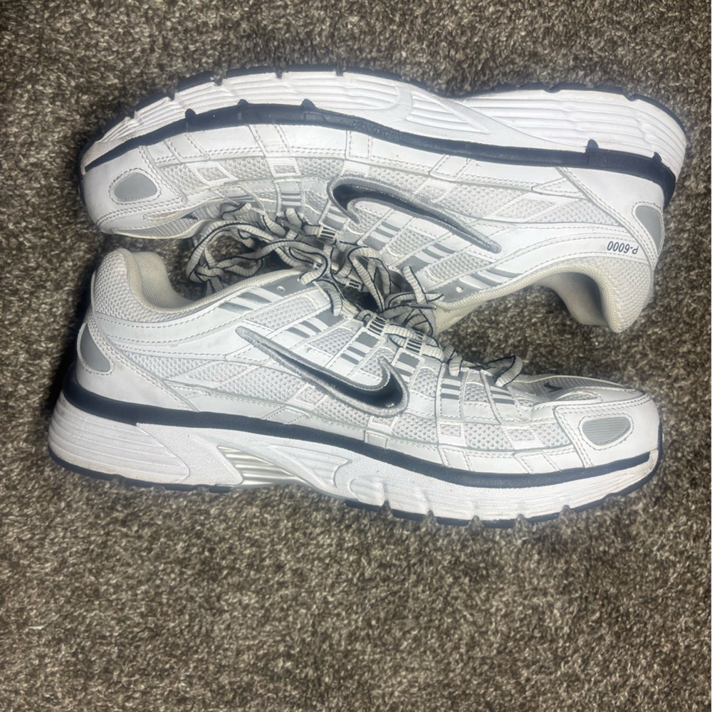 Nike Men's White and Black Athletic Shoes